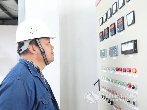 中正鍋爐工程師對控制柜進(jìn)行檢查